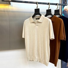Loro Piana诺悠翩雅、2026春夏新品短袖Polo衫。经典翻领设计搭配简洁利落的线条,既保留了P Loro Piana诺悠翩雅、2026春夏新品短袖Polo衫。经典翻领设计搭配简洁利落的线条,既保留了P