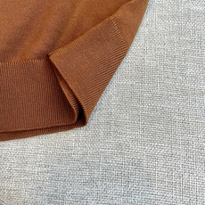 Loro Piana诺悠翩雅、2026春夏新品短袖Polo衫。经典翻领设计搭配简洁利落的线条,既保留了P Loro Piana诺悠翩雅、2026春夏新品短袖Polo衫。经典翻领设计搭配简洁利落的线条,既保留了P