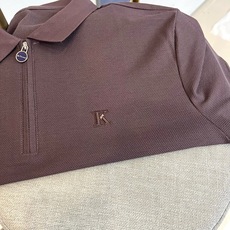 Kiton奇顿、2026春夏新品短袖Polo衫,以奢华双丝光工艺重塑经典版型,面料经双面丝光处理,呈现珍 Kiton奇顿、2026春夏新品短袖Polo衫,以奢华双丝光工艺重塑经典版型,面料经双面丝光处理,呈现珍