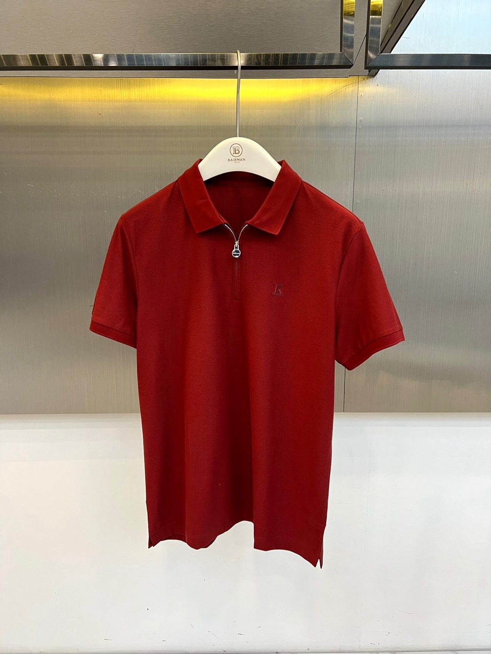Kiton奇顿、2026春夏新品短袖Polo衫，以奢华双丝光工艺重塑经典版型，面料经双面丝光处理，呈现珍
