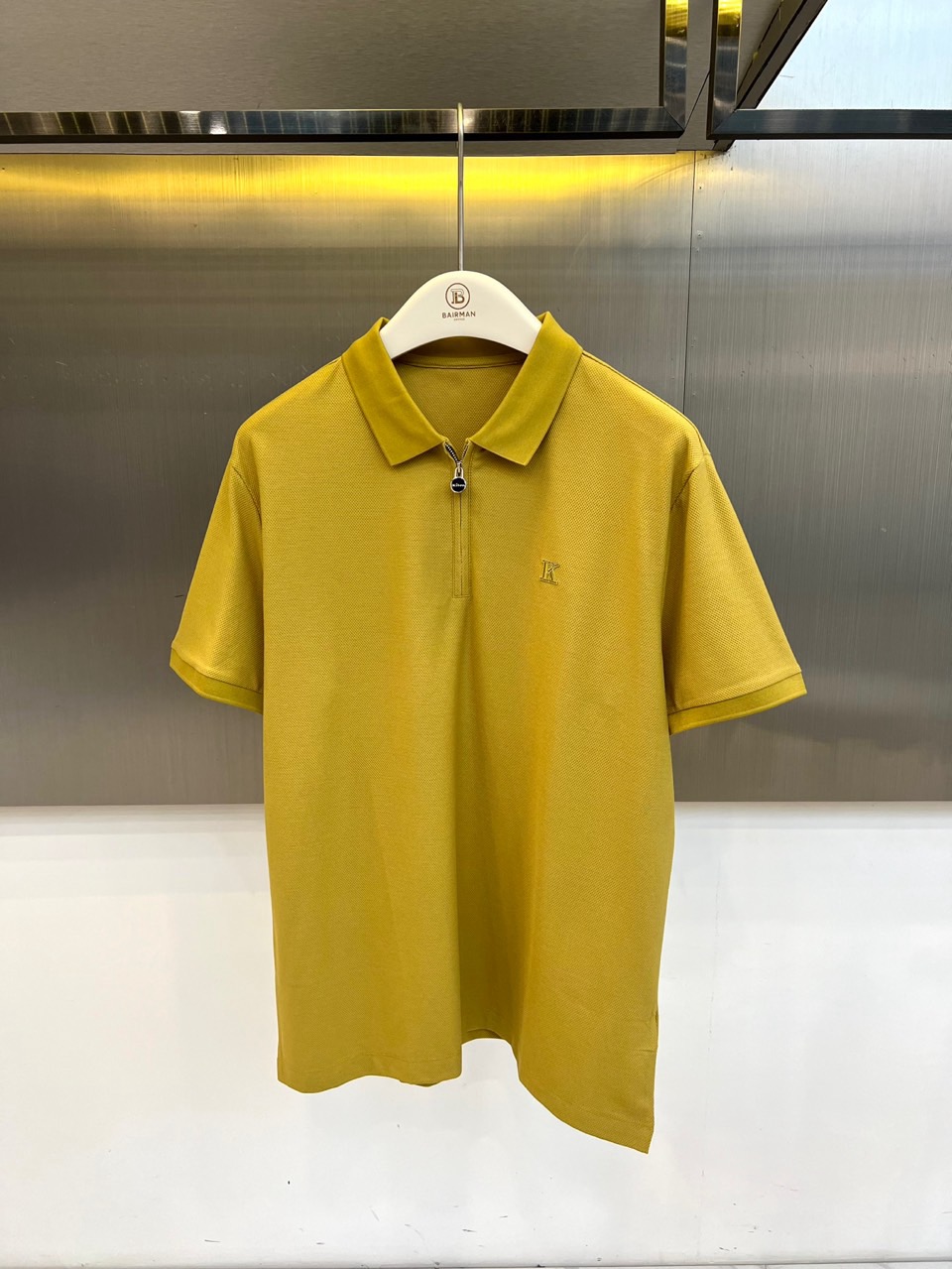 Kiton奇顿、2026春夏新品短袖Polo衫，以奢华双丝光工艺重塑经典版型，面料经双面丝光处理，呈现珍