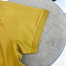 Kiton奇顿、2026春夏新品短袖Polo衫,以奢华双丝光工艺重塑经典版型,面料经双面丝光处理,呈现珍 Kiton奇顿、2026春夏新品短袖Polo衫,以奢华双丝光工艺重塑经典版型,面料经双面丝光处理,呈现珍