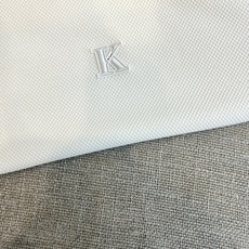 Kiton奇顿、2026春夏新品短袖Polo衫,以奢华双丝光工艺重塑经典版型,面料经双面丝光处理,呈现珍 Kiton奇顿、2026春夏新品短袖Polo衫,以奢华双丝光工艺重塑经典版型,面料经双面丝光处理,呈现珍