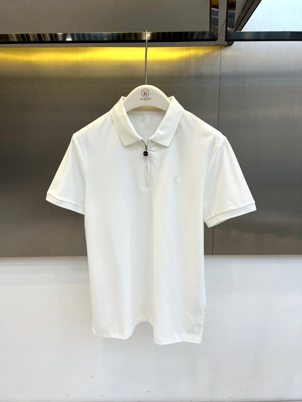 Kiton奇顿、2026春夏新品短袖Polo衫，以奢华双丝光工艺重塑经典版型，面料经双面丝光处理，呈现珍