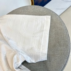 Prad普拉达、2026春夏新品男士短袖Polo衫,以利落剪裁与精致工艺演绎当代都市休闲美学。经典翻领搭 Prad普拉达、2026春夏新品男士短袖Polo衫,以利落剪裁与精致工艺演绎当代都市休闲美学。经典翻领搭