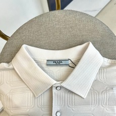 Prad普拉达、2026春夏新品男士短袖Polo衫,以利落剪裁与精致工艺演绎当代都市休闲美学。经典翻领搭 Prad普拉达、2026春夏新品男士短袖Polo衫,以利落剪裁与精致工艺演绎当代都市休闲美学。经典翻领搭