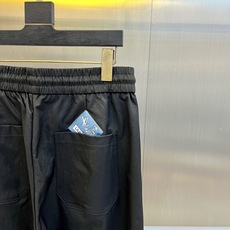 1v威登、2026春夏新品休闲裤重磅登场,以极简设计融合潮流细节,打造都市出行与日常休闲的全能之选。整体 1v威登、2026春夏新品休闲裤重磅登场,以极简设计融合潮流细节,打造都市出行与日常休闲的全能之选。整体