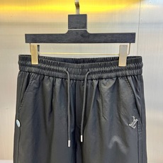 1v威登、2026春夏新品休闲裤重磅登场,以极简设计融合潮流细节,打造都市出行与日常休闲的全能之选。整体 1v威登、2026春夏新品休闲裤重磅登场,以极简设计融合潮流细节,打造都市出行与日常休闲的全能之选。整体