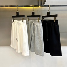 Maison margiel马吉拉、2026春夏新品休闲短裤,以纯色演绎都市轻运动美学。松紧腰头设计贴合 Maison margiel马吉拉、2026春夏新品休闲短裤,以纯色演绎都市轻运动美学。松紧腰头设计贴合