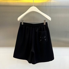Maison margiel马吉拉、2026春夏新品休闲短裤,以纯色演绎都市轻运动美学。松紧腰头设计贴合 Maison margiel马吉拉、2026春夏新品休闲短裤,以纯色演绎都市轻运动美学。松紧腰头设计贴合