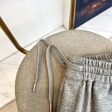 Maison margiel马吉拉、2026春夏新品休闲短裤,以纯色演绎都市轻运动美学。松紧腰头设计贴合 Maison margiel马吉拉、2026春夏新品休闲短裤,以纯色演绎都市轻运动美学。松紧腰头设计贴合