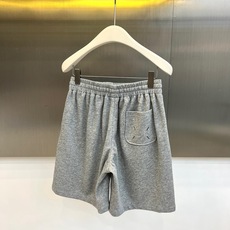 Maison margiel马吉拉、2026春夏新品休闲短裤,以纯色演绎都市轻运动美学。松紧腰头设计贴合 Maison margiel马吉拉、2026春夏新品休闲短裤,以纯色演绎都市轻运动美学。松紧腰头设计贴合