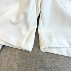 Maison margiel马吉拉、2026春夏新品休闲短裤,以纯色演绎都市轻运动美学。松紧腰头设计贴合 Maison margiel马吉拉、2026春夏新品休闲短裤,以纯色演绎都市轻运动美学。松紧腰头设计贴合