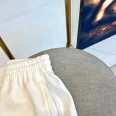 Maison margiel马吉拉、2026春夏新品休闲短裤,以纯色演绎都市轻运动美学。松紧腰头设计贴合 Maison margiel马吉拉、2026春夏新品休闲短裤,以纯色演绎都市轻运动美学。松紧腰头设计贴合