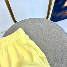 Acne Studios、2026春夏新品休闲短裤,以简约设计承载潮流态度,成为衣橱里的百搭利器。采用柔 Acne Studios、2026春夏新品休闲短裤,以简约设计承载潮流态度,成为衣橱里的百搭利器。采用柔