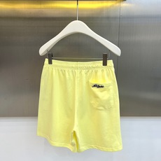 Acne Studios、2026春夏新品休闲短裤,以简约设计承载潮流态度,成为衣橱里的百搭利器。采用柔 Acne Studios、2026春夏新品休闲短裤,以简约设计承载潮流态度,成为衣橱里的百搭利器。采用柔