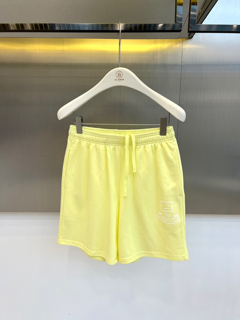 Acne Studios、2026春夏新品休闲短裤，以简约设计承载潮流态度，成为衣橱里的百搭利器。采用柔