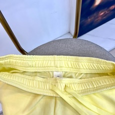 Acne Studios、2026春夏新品休闲短裤,以简约设计承载潮流态度,成为衣橱里的百搭利器。采用柔 Acne Studios、2026春夏新品休闲短裤,以简约设计承载潮流态度,成为衣橱里的百搭利器。采用柔