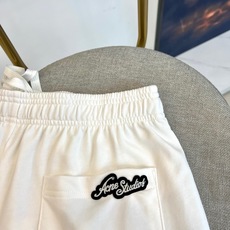 Acne Studios、2026春夏新品休闲短裤,以简约设计承载潮流态度,成为衣橱里的百搭利器。采用柔 Acne Studios、2026春夏新品休闲短裤,以简约设计承载潮流态度,成为衣橱里的百搭利器。采用柔