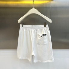 Acne Studios、2026春夏新品休闲短裤,以简约设计承载潮流态度,成为衣橱里的百搭利器。采用柔 Acne Studios、2026春夏新品休闲短裤,以简约设计承载潮流态度,成为衣橱里的百搭利器。采用柔