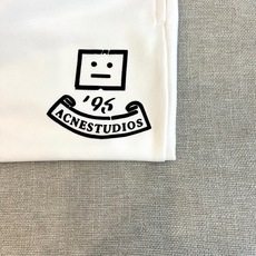 Acne Studios、2026春夏新品休闲短裤,以简约设计承载潮流态度,成为衣橱里的百搭利器。采用柔 Acne Studios、2026春夏新品休闲短裤,以简约设计承载潮流态度,成为衣橱里的百搭利器。采用柔