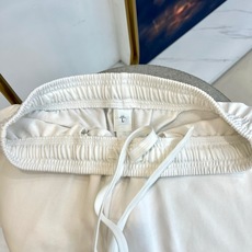 Acne Studios、2026春夏新品休闲短裤,以简约设计承载潮流态度,成为衣橱里的百搭利器。采用柔 Acne Studios、2026春夏新品休闲短裤,以简约设计承载潮流态度,成为衣橱里的百搭利器。采用柔