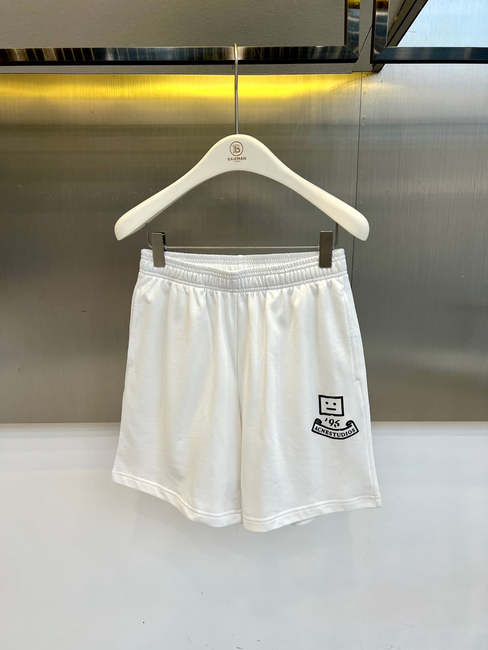 Acne Studios、2026春夏新品休闲短裤，以简约设计承载潮流态度，成为衣橱里的百搭利器。采用柔