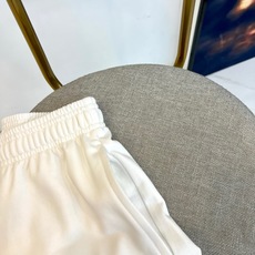 Acne Studios、2026春夏新品休闲短裤,以简约设计承载潮流态度,成为衣橱里的百搭利器。采用柔 Acne Studios、2026春夏新品休闲短裤,以简约设计承载潮流态度,成为衣橱里的百搭利器。采用柔