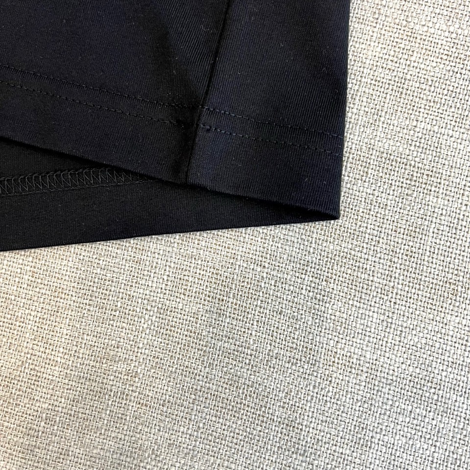 OFF WHITE、2026春夏新品短袖T恤，以纯色为基底，诠释极简主义美学。圆领设计贴合颈部线条，宽松