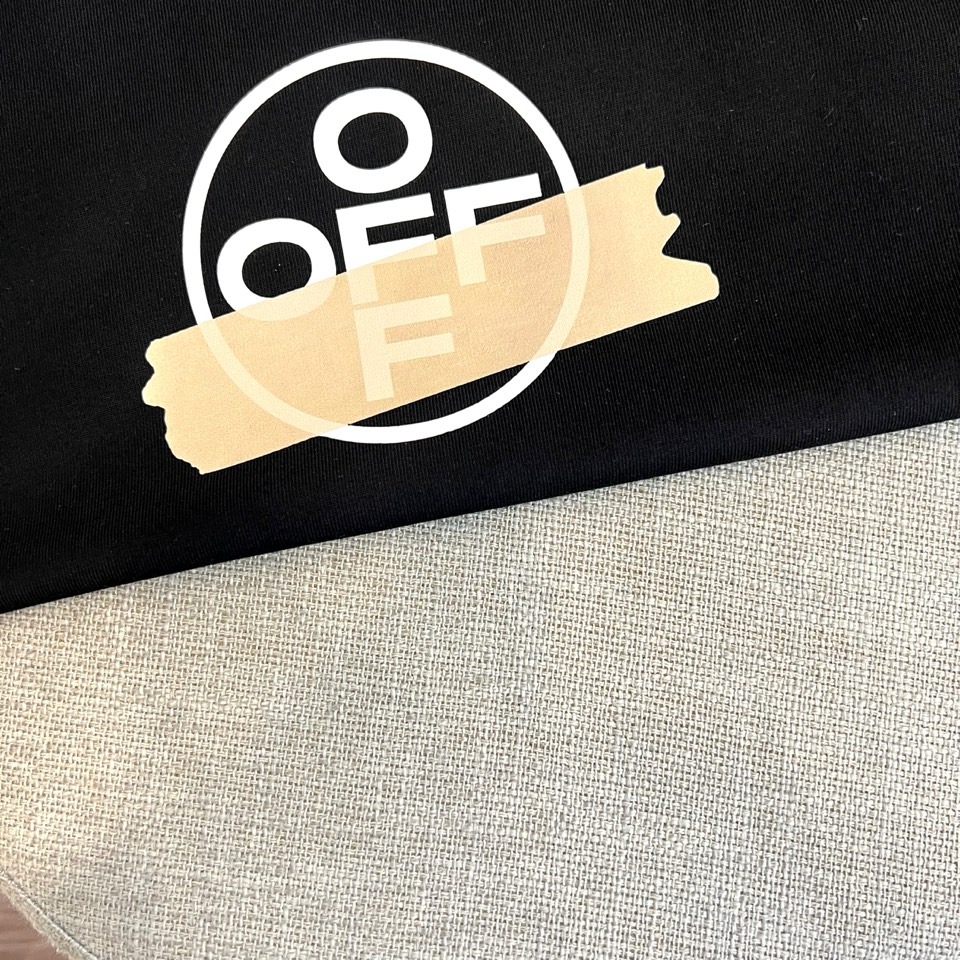 OFF WHITE、2026春夏新品短袖T恤，以纯色为基底，诠释极简主义美学。圆领设计贴合颈部线条，宽松