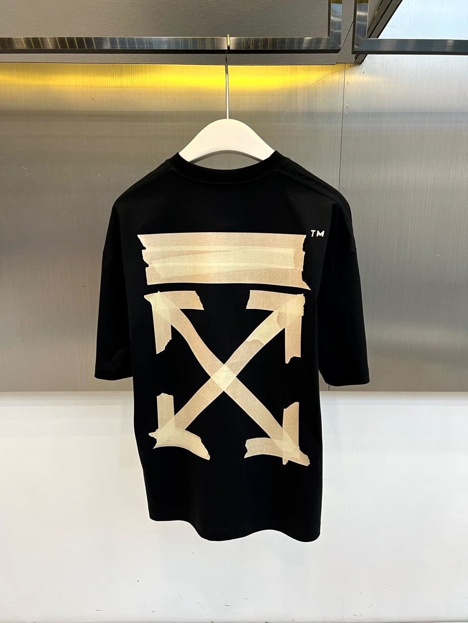 OFF WHITE、2026春夏新品短袖T恤，以纯色为基底，诠释极简主义美学。圆领设计贴合颈部线条，宽松