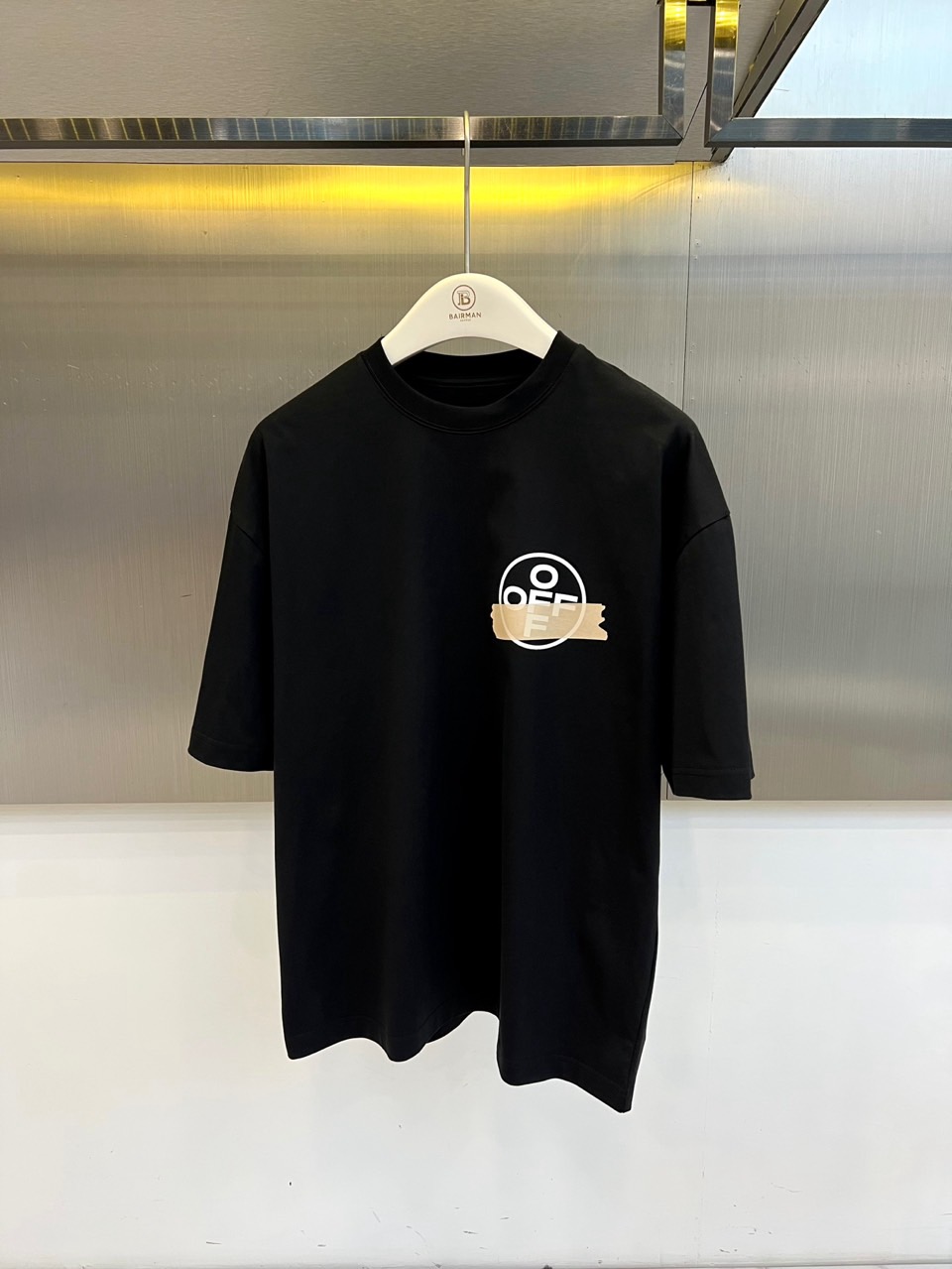 OFF WHITE、2026春夏新品短袖T恤，以纯色为基底，诠释极简主义美学。圆领设计贴合颈部线条，宽松