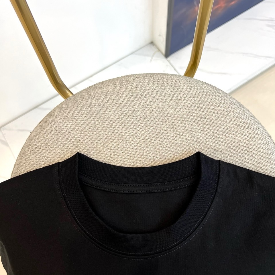 OFF WHITE、2026春夏新品短袖T恤，以纯色为基底，诠释极简主义美学。圆领设计贴合颈部线条，宽松