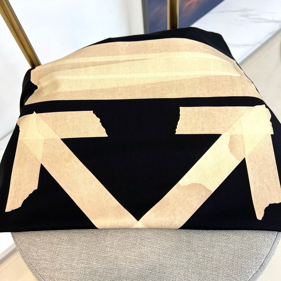 OFF WHITE、2026春夏新品短袖T恤，以纯色为基底，诠释极简主义美学。圆领设计贴合颈部线条，宽松
