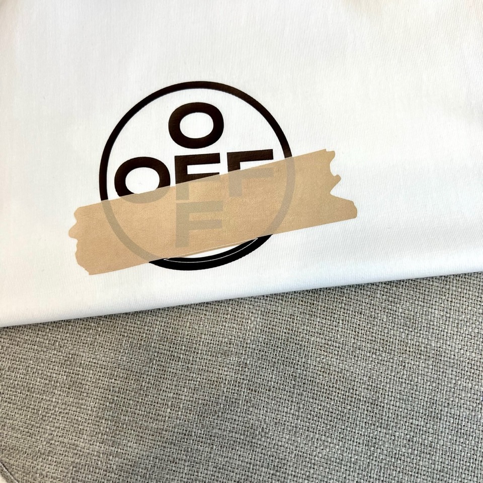 OFF WHITE、2026春夏新品短袖T恤，以纯色为基底，诠释极简主义美学。圆领设计贴合颈部线条，宽松