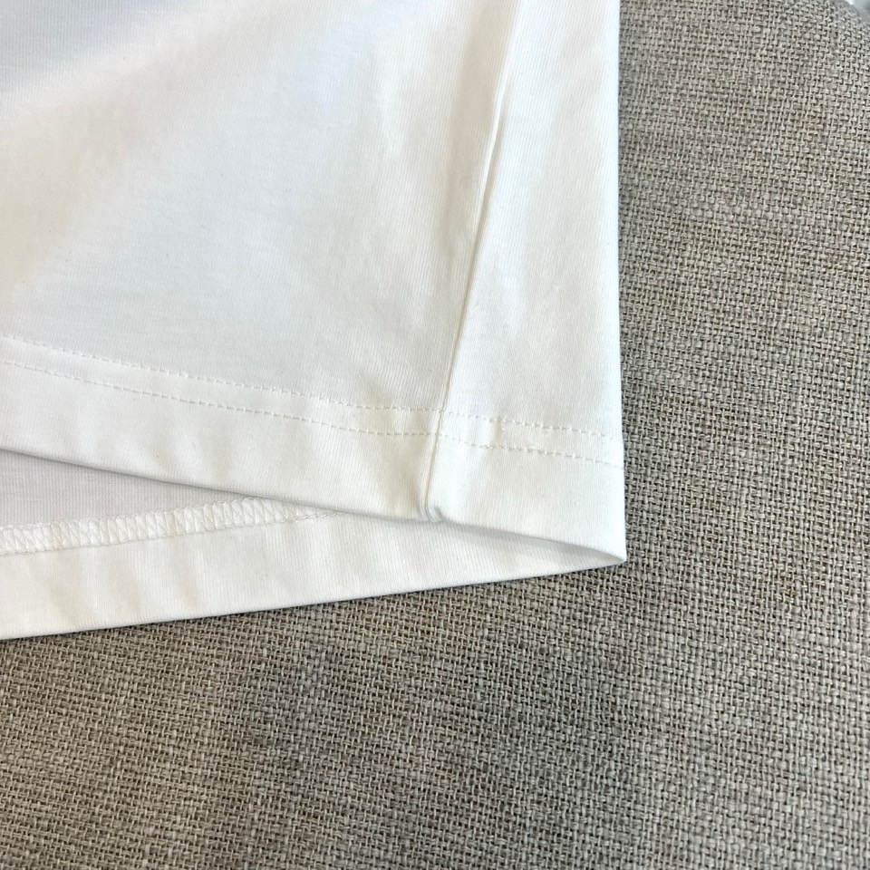 OFF WHITE、2026春夏新品短袖T恤，以纯色为基底，诠释极简主义美学。圆领设计贴合颈部线条，宽松
