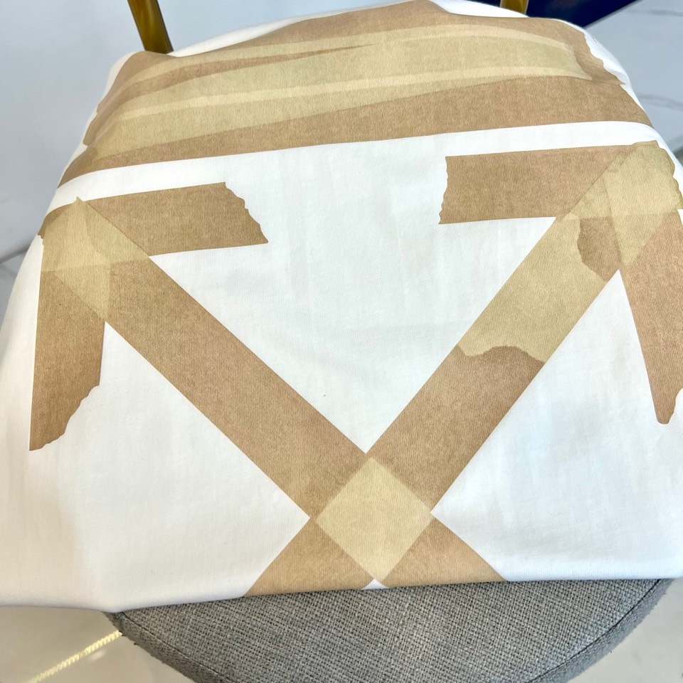 OFF WHITE、2026春夏新品短袖T恤，以纯色为基底，诠释极简主义美学。圆领设计贴合颈部线条，宽松