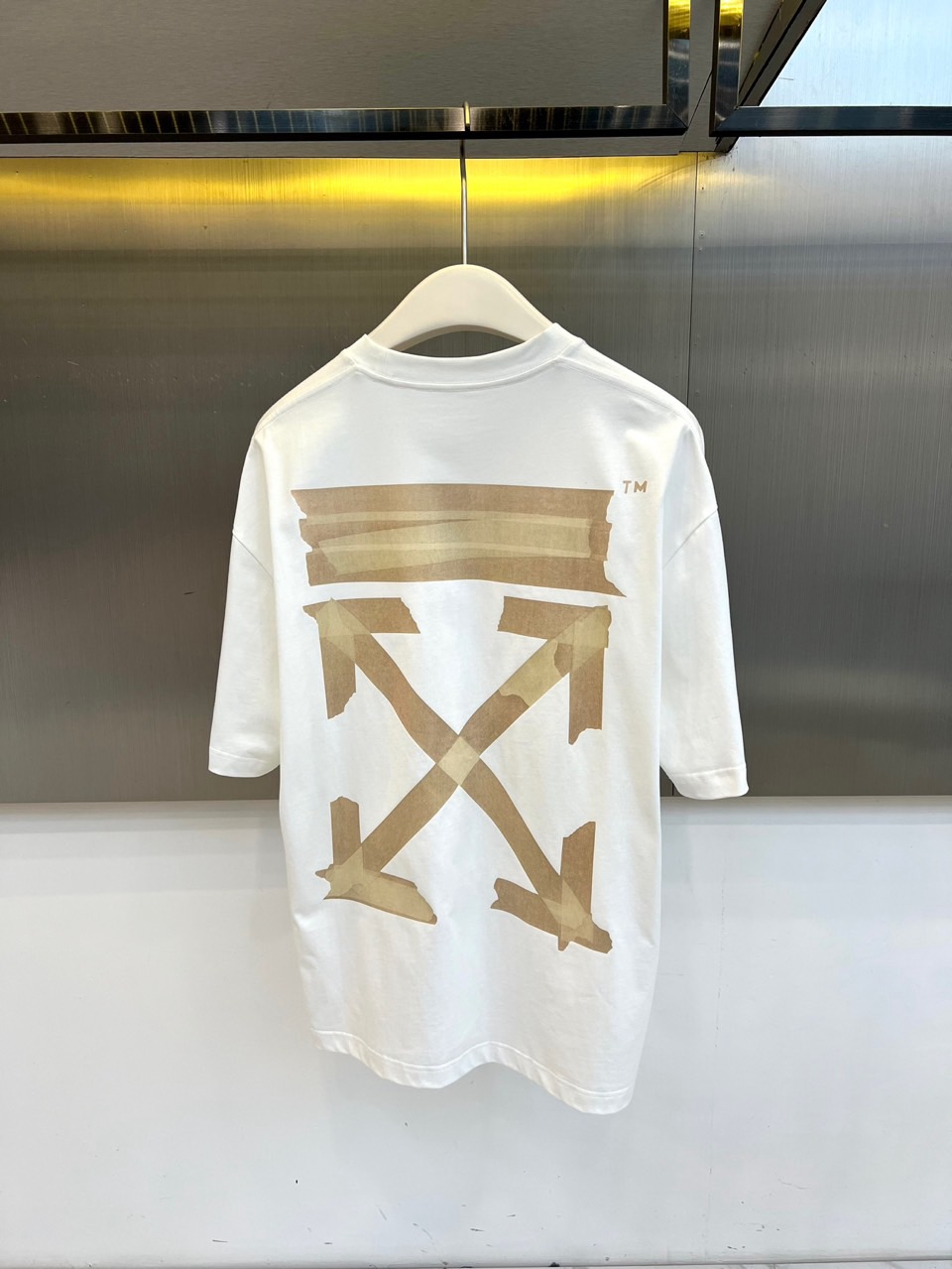 OFF WHITE、2026春夏新品短袖T恤，以纯色为基底，诠释极简主义美学。圆领设计贴合颈部线条，宽松
