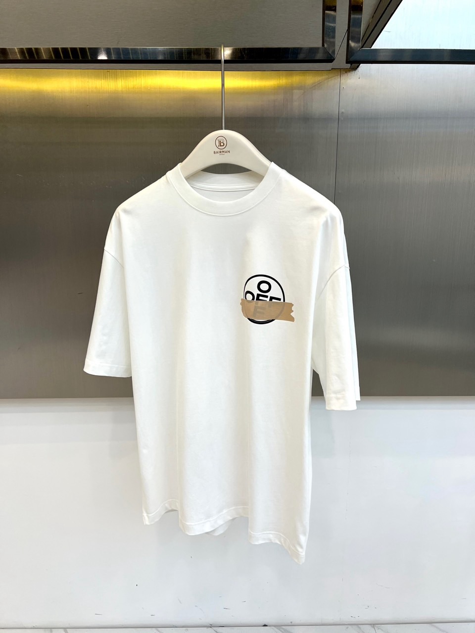 OFF WHITE、2026春夏新品短袖T恤，以纯色为基底，诠释极简主义美学。圆领设计贴合颈部线条，宽松