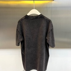Ami、2026春夏新品短袖T恤,以复古水洗纯色为主调,营造出时光沉淀的质感。宽松廓形剪裁配合下摆侧边抽 Ami、2026春夏新品短袖T恤,以复古水洗纯色为主调,营造出时光沉淀的质感。宽松廓形剪裁配合下摆侧边抽