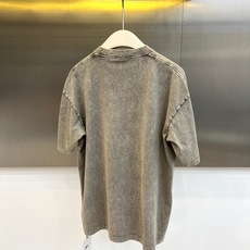 Ami、2026春夏新品短袖T恤,以复古水洗纯色为主调,营造出时光沉淀的质感。宽松廓形剪裁配合下摆侧边抽 Ami、2026春夏新品短袖T恤,以复古水洗纯色为主调,营造出时光沉淀的质感。宽松廓形剪裁配合下摆侧边抽