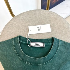 Ami、2026春夏新品短袖T恤,以复古水洗纯色为主调,营造出时光沉淀的质感。宽松廓形剪裁配合下摆侧边抽 Ami、2026春夏新品短袖T恤,以复古水洗纯色为主调,营造出时光沉淀的质感。宽松廓形剪裁配合下摆侧边抽
