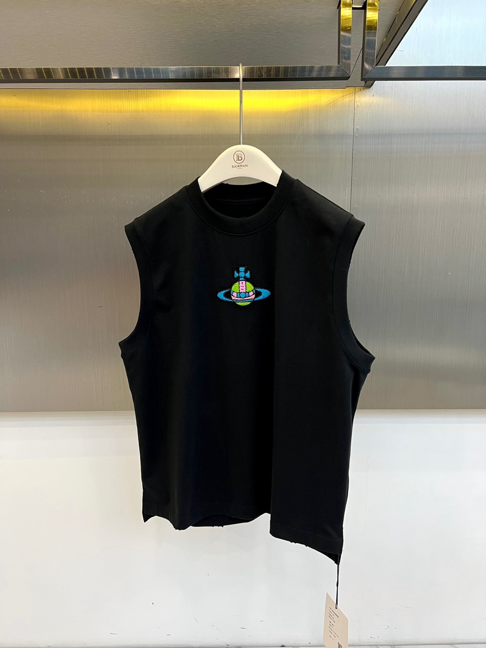 Vivienne Westwood 西太后、2026春夏新品无袖短款背心，以纯色为底，打造清爽百搭的夏日