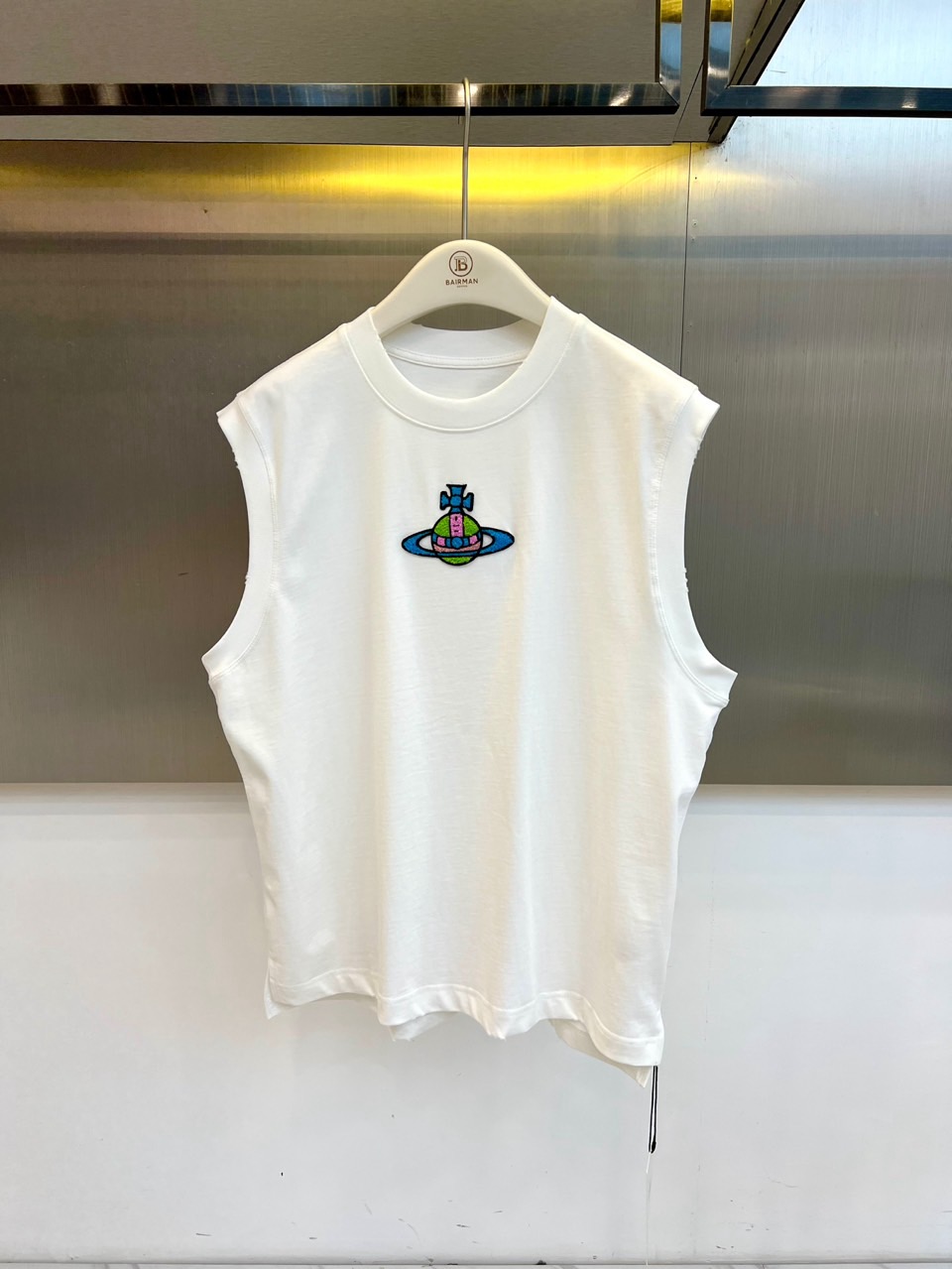 Vivienne Westwood 西太后、2026春夏新品无袖短款背心，以纯色为底，打造清爽百搭的夏日