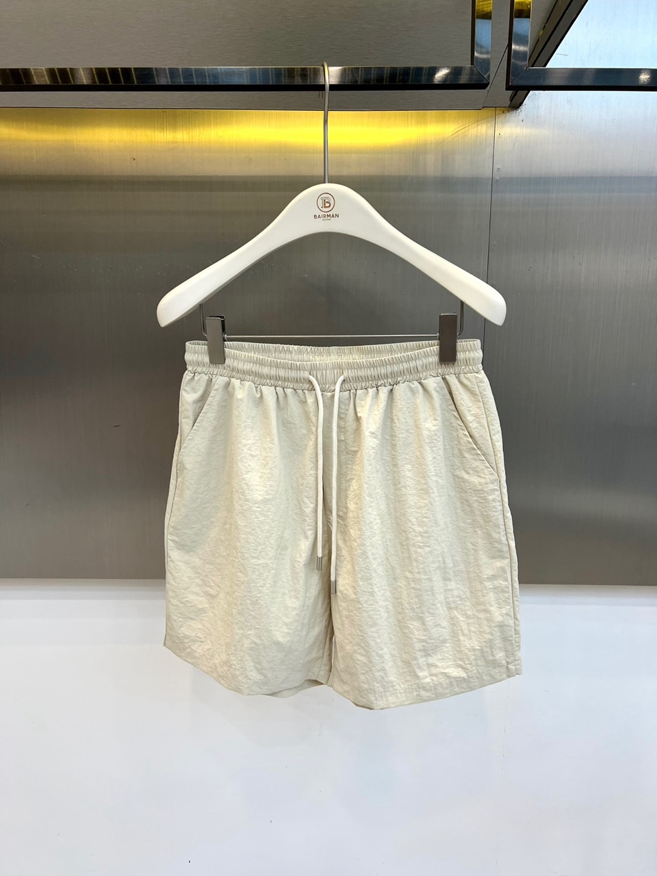 OFF WHITE、2026春夏新品休闲短裤，以高饱和度纯色调点燃视觉焦点，瞬间打破沉闷季节，成为街头行