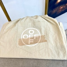 OFF WHITE、2026春夏新品休闲短裤,以高饱和度纯色调点燃视觉焦点,瞬间打破沉闷季节,成为街头行 OFF WHITE、2026春夏新品休闲短裤,以高饱和度纯色调点燃视觉焦点,瞬间打破沉闷季节,成为街头行