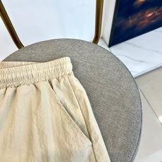 OFF WHITE、2026春夏新品休闲短裤,以高饱和度纯色调点燃视觉焦点,瞬间打破沉闷季节,成为街头行 OFF WHITE、2026春夏新品休闲短裤,以高饱和度纯色调点燃视觉焦点,瞬间打破沉闷季节,成为街头行