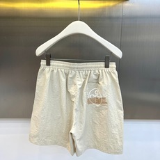OFF WHITE、2026春夏新品休闲短裤,以高饱和度纯色调点燃视觉焦点,瞬间打破沉闷季节,成为街头行 OFF WHITE、2026春夏新品休闲短裤,以高饱和度纯色调点燃视觉焦点,瞬间打破沉闷季节,成为街头行
