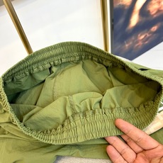 OFF WHITE、2026春夏新品休闲短裤,以高饱和度纯色调点燃视觉焦点,瞬间打破沉闷季节,成为街头行 OFF WHITE、2026春夏新品休闲短裤,以高饱和度纯色调点燃视觉焦点,瞬间打破沉闷季节,成为街头行