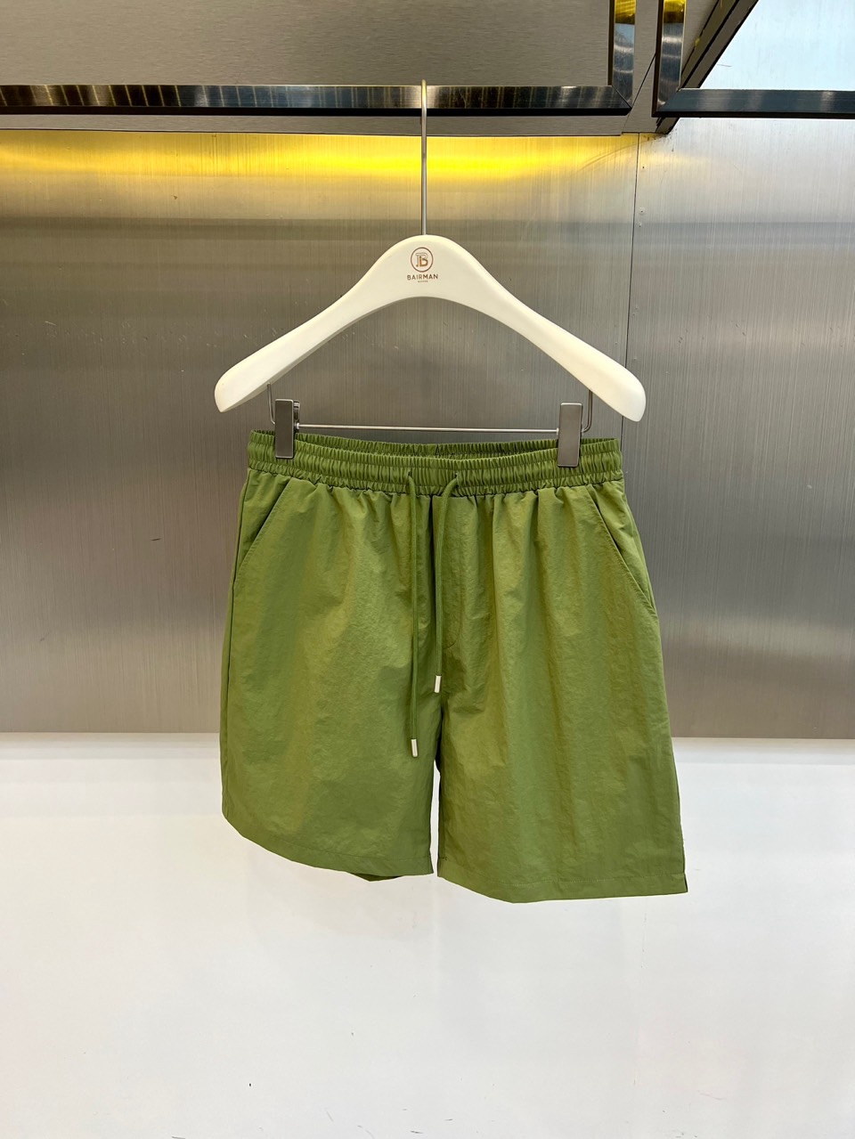 OFF WHITE、2026春夏新品休闲短裤，以高饱和度纯色调点燃视觉焦点，瞬间打破沉闷季节，成为街头行